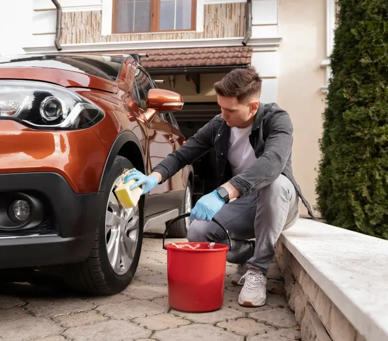 Lavage auto à domicile Neuvillalais : professionnel intervenant sur un véhicule